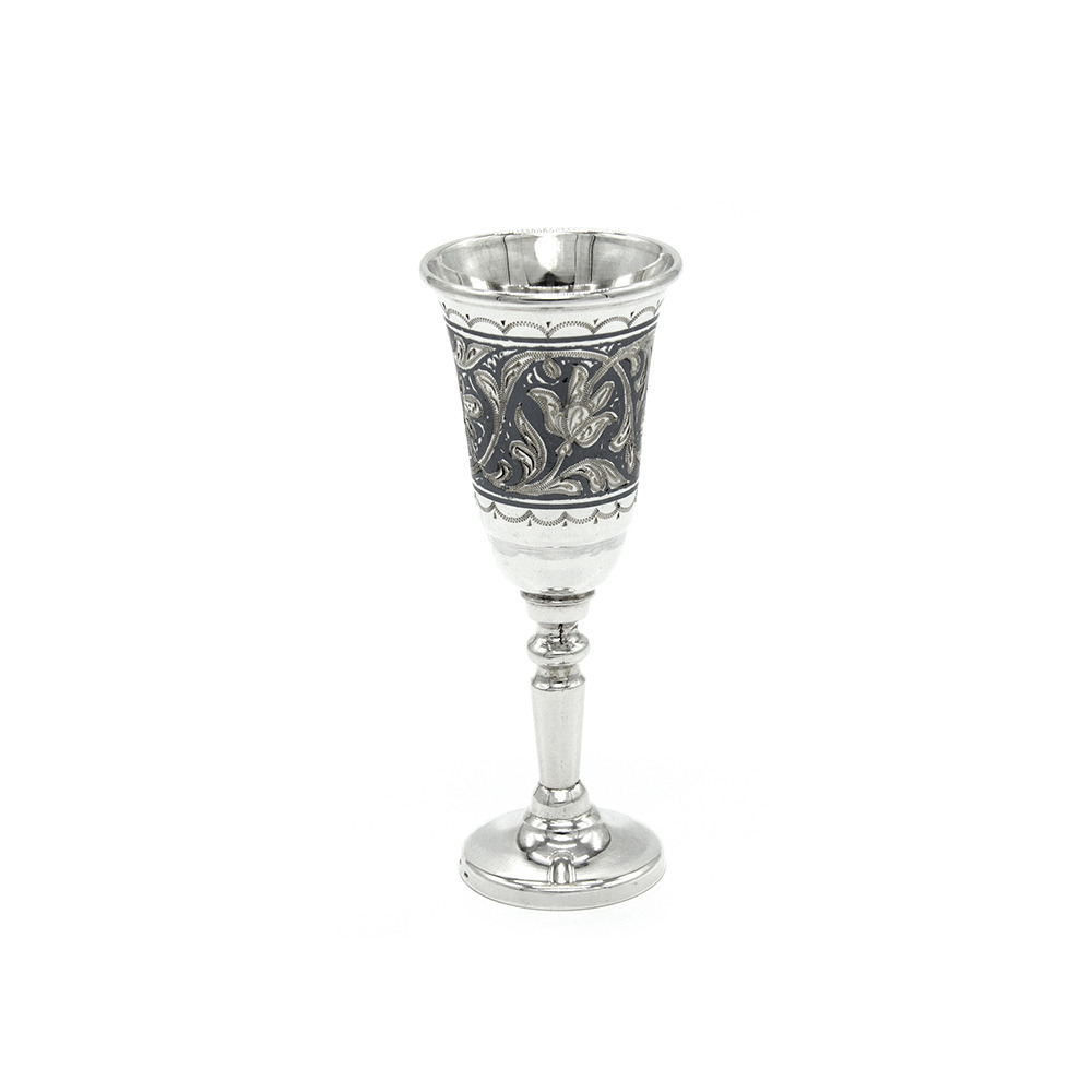 serebryanaya-ryumka-s-ornamentom-ruchnoy-gravirovki
